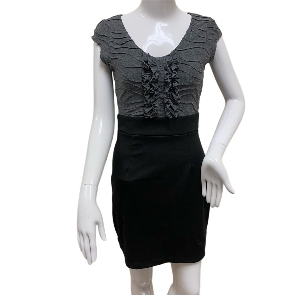 Bebop Blk & Gr Cap-slv Friled Midi Dress - Small - Womens